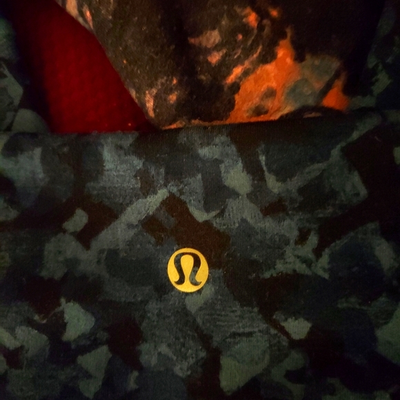 Lululemon Bundle! 2crop leggings sz8, 1reversible NWT Purple Uplifting Scrunchie - Picture 2 of 11